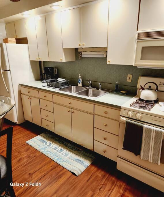 Cozy 1 Bedroom Business Apartment